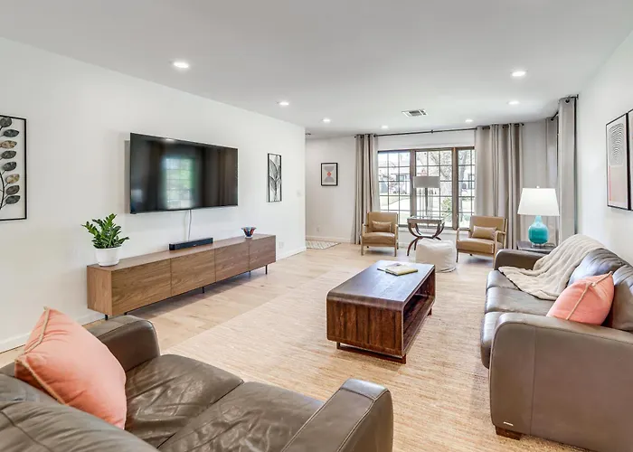 Holiday home Midtown Gem W/ Mcm Decor: Private Deck, Yard Tulsa