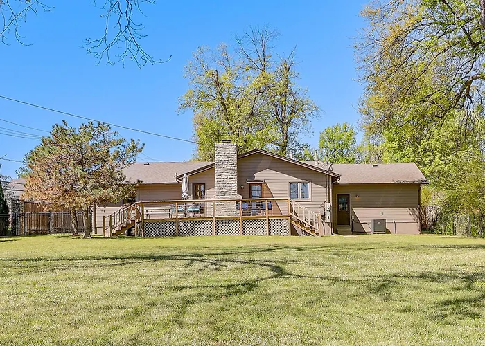Midtown Gem W/ Mcm Decor: Private Deck, Yard Tulsa