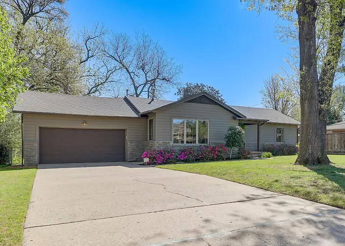 Holiday home Midtown Gem W/ Mcm Decor: Private Deck, Yard Tulsa