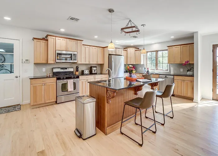 Midtown Gem W/ Mcm Decor: Private Deck, Yard