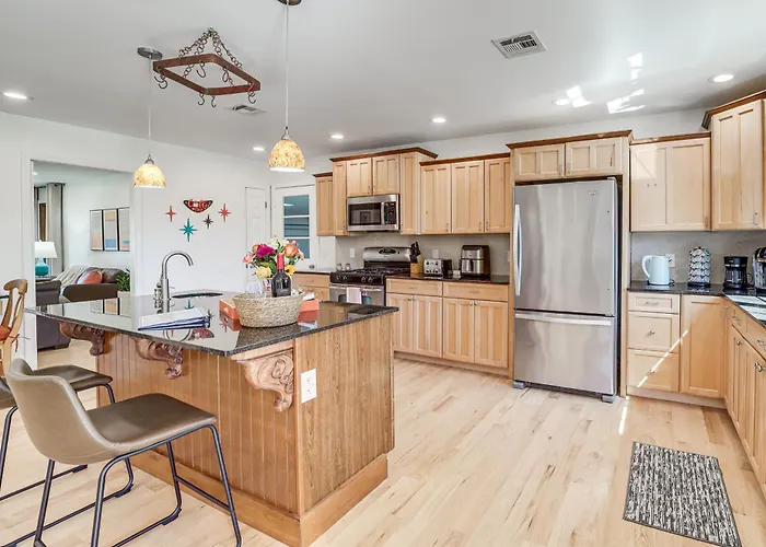 Midtown Gem W/ Mcm Decor: Private Deck, Yard Holiday home
