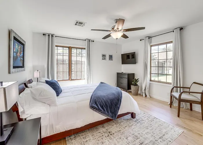 Midtown Gem W/ Mcm Decor: Private Deck, Yard Holiday home *
