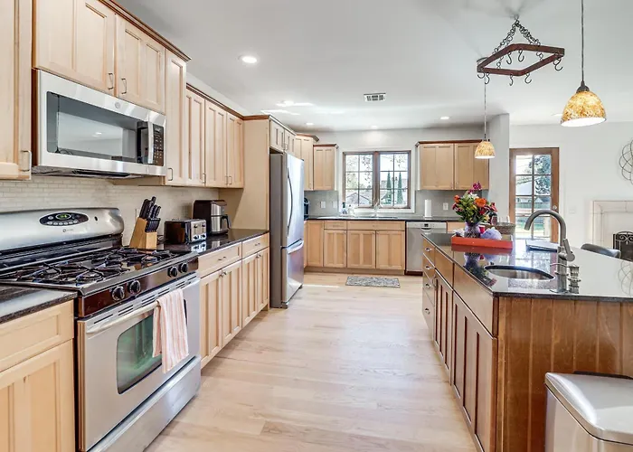 Midtown Gem W/ Mcm Decor: Private Deck, Yard *