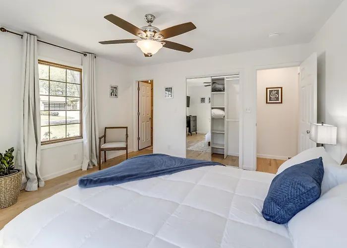Holiday home Midtown Gem W/ Mcm Decor: Private Deck, Yard *