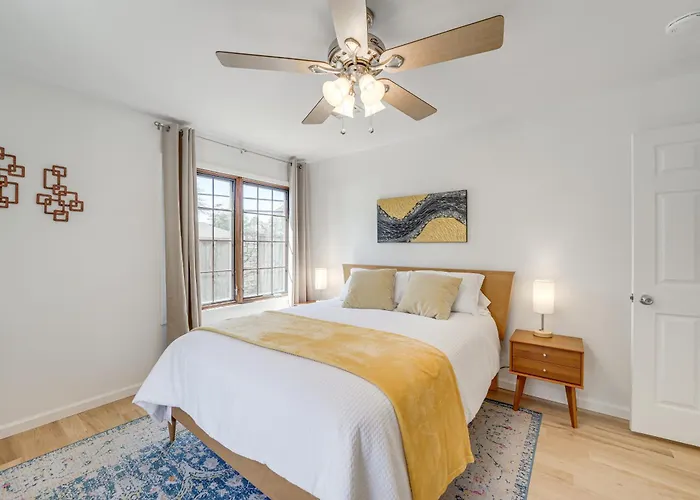 Holiday home Midtown Gem W/ Mcm Decor: Private Deck, Yard