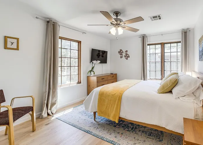 Midtown Gem W/ Mcm Decor: Private Deck, Yard Holiday home Tulsa