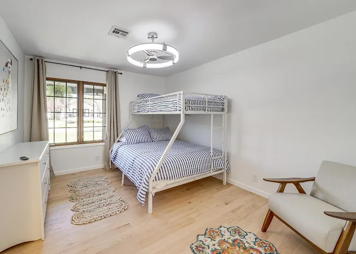Holiday home Midtown Gem W/ Mcm Decor: Private Deck, Yard *