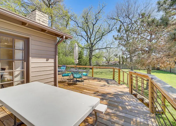 Holiday home Midtown Gem W/ Mcm Decor: Private Deck, Yard *