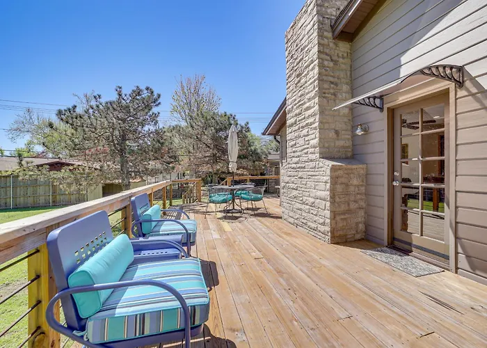 Midtown Gem W/ Mcm Decor: Private Deck, Yard Holiday home Tulsa