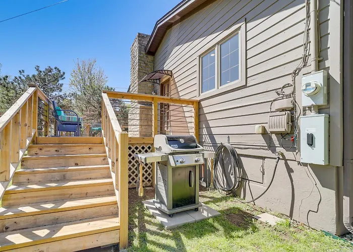 Midtown Gem W/ Mcm Decor: Private Deck, Yard Holiday home