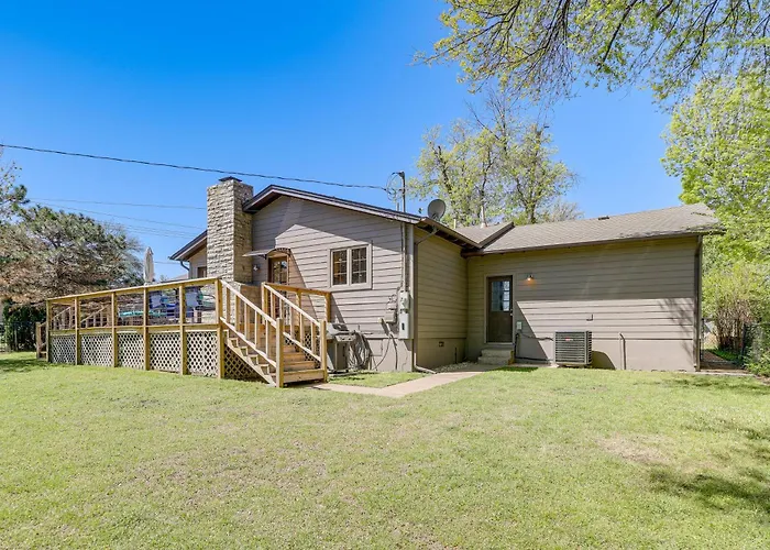 Midtown Gem W/ Mcm Decor: Private Deck, Yard *