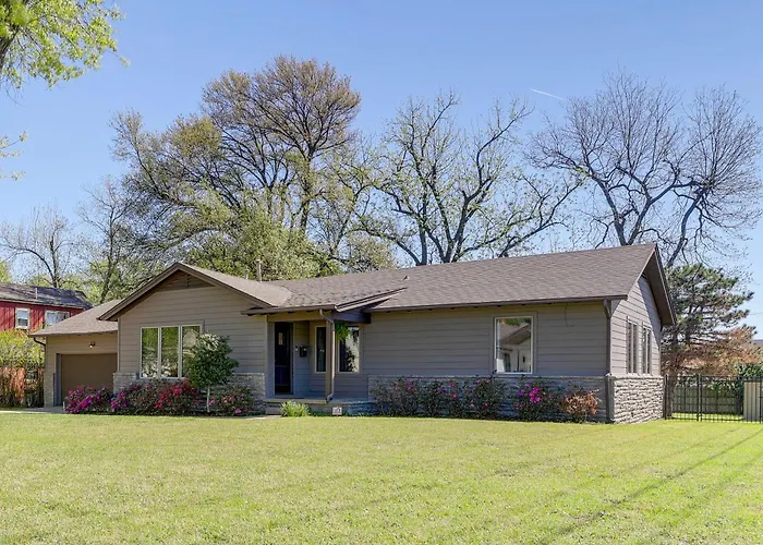 Midtown Gem W/ Mcm Decor: Private Deck, Yard * Tulsa